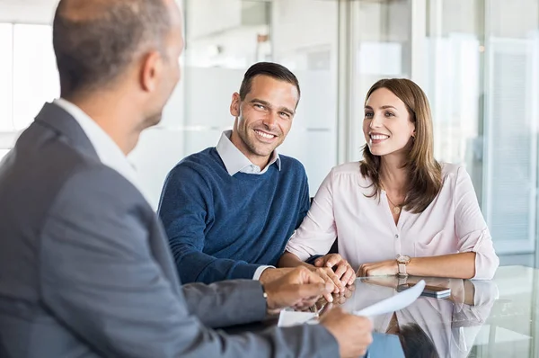 depositphotos_165246824-stock-photo-businessman-with-customers