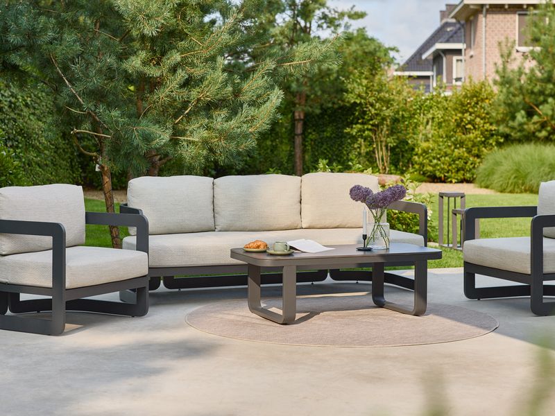 moderne_outdoor-loungegruppe_mit_beigen_kissen_im_garten moderne_outdoor-loungegruppe_mit_beigen_kissen_im_garten